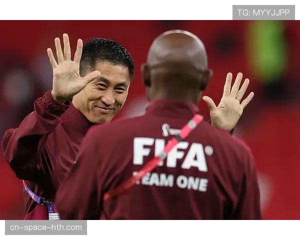 场边镜头:毕巴教练组因一次压迫成功与否,与第四官员激烈交流 场边镜头:毕巴教练组因一次压迫成功与否,与第四官员激烈交流